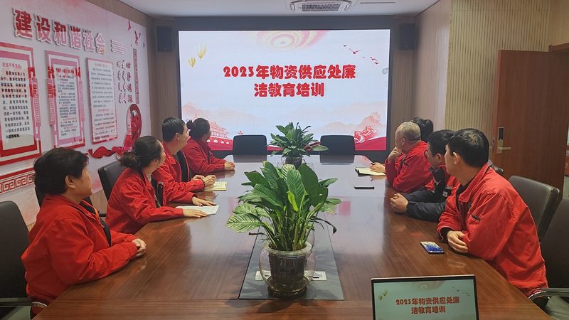 成人技能培训的收费标准通常由以下几个部分构成：